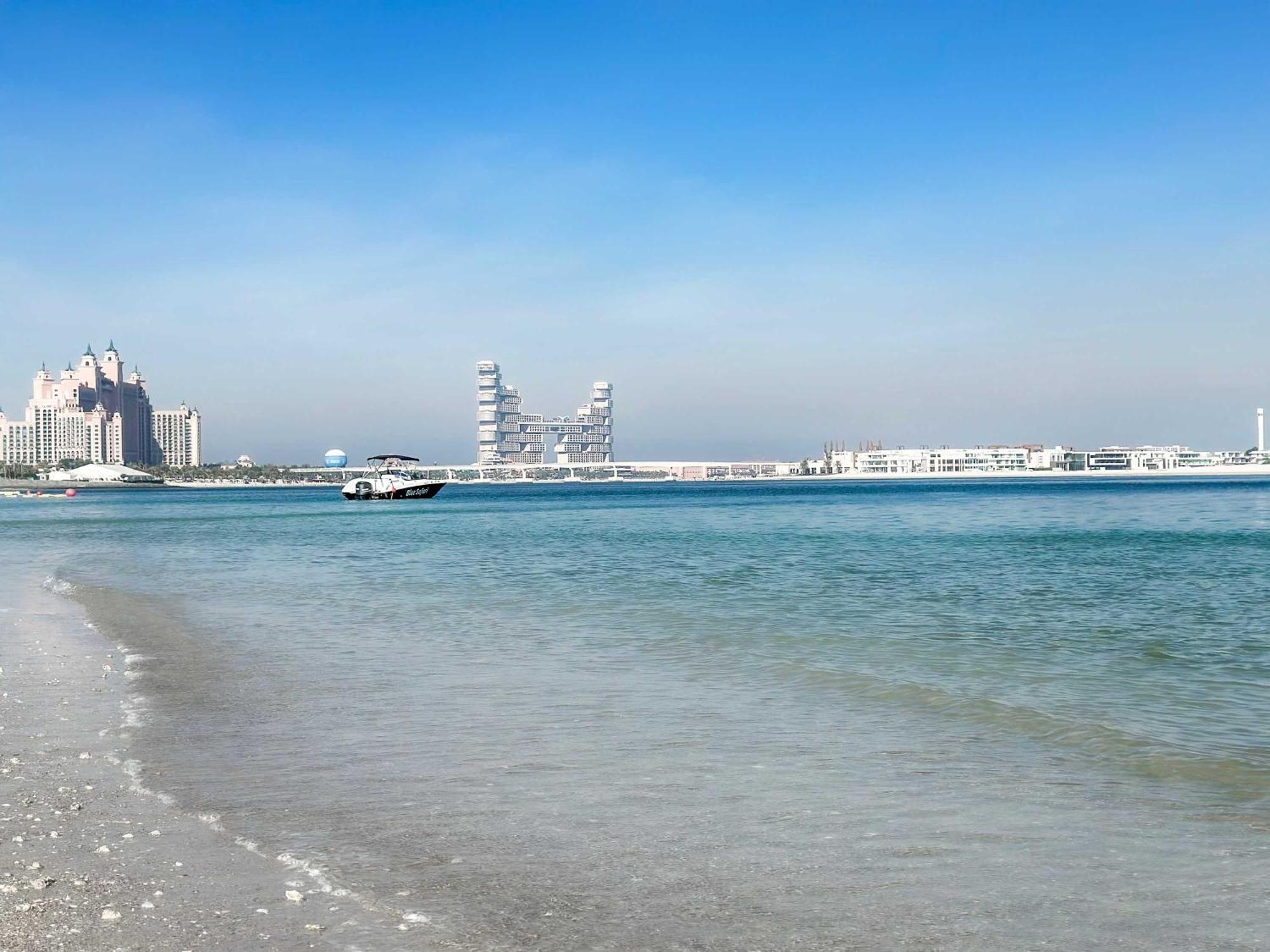 Spacious Beachfront 2 Bedroom - The 8 Apartment