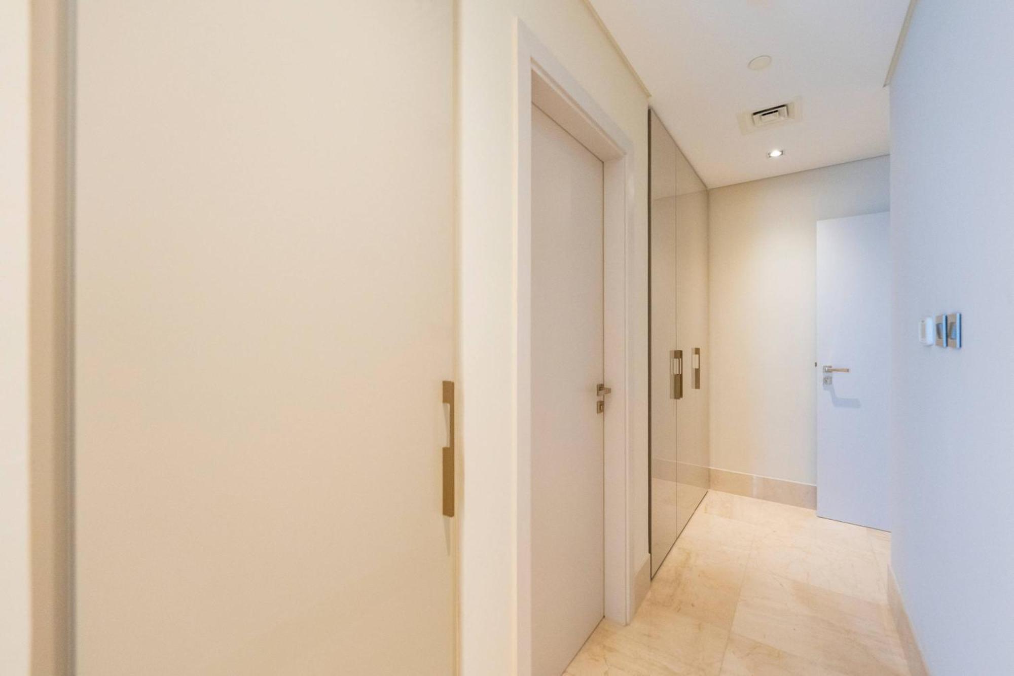 Spacious Beachfront 2 Bedroom - The 8 Apartment *