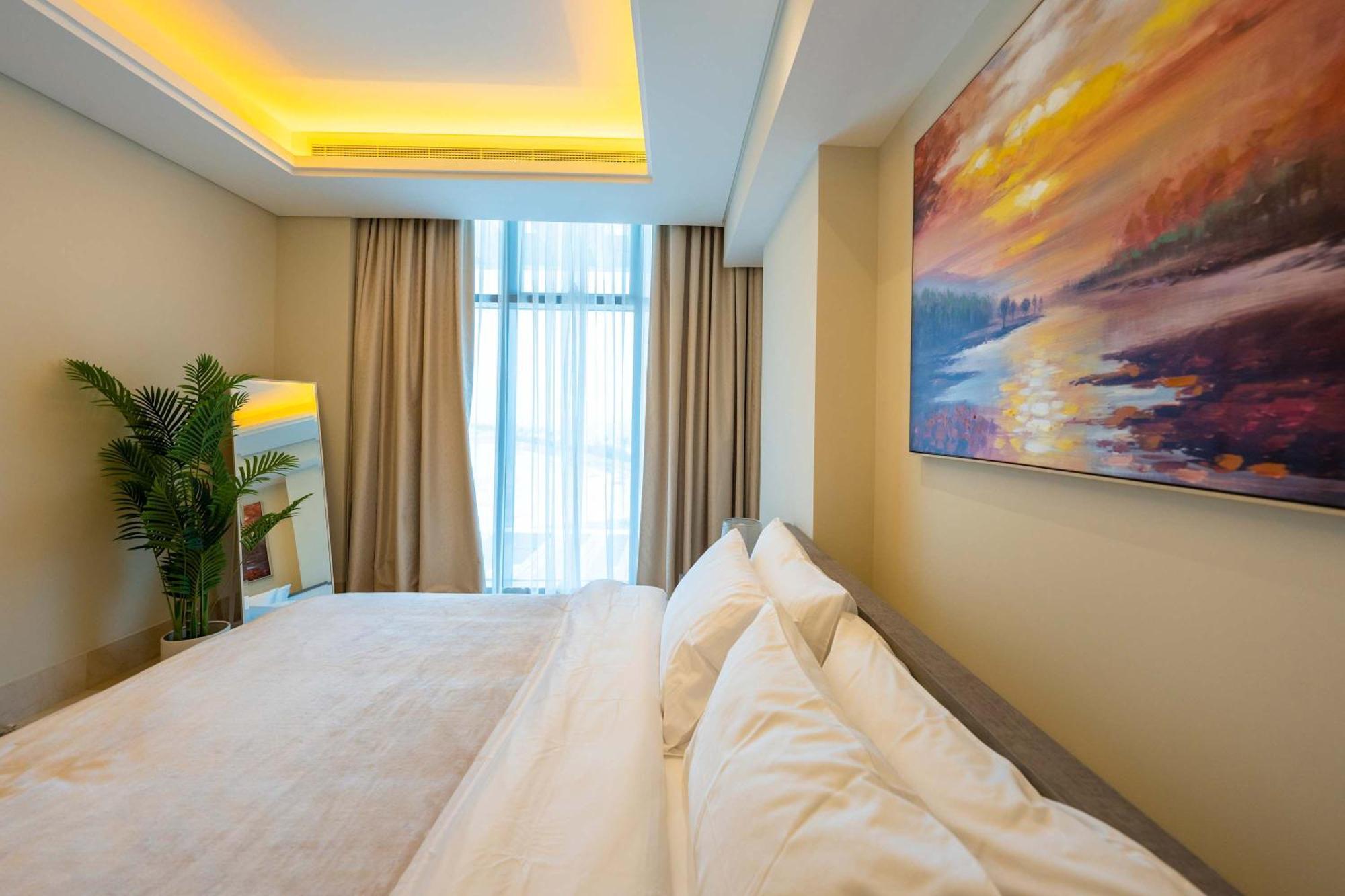Spacious Beachfront 2 Bedroom - The 8 *