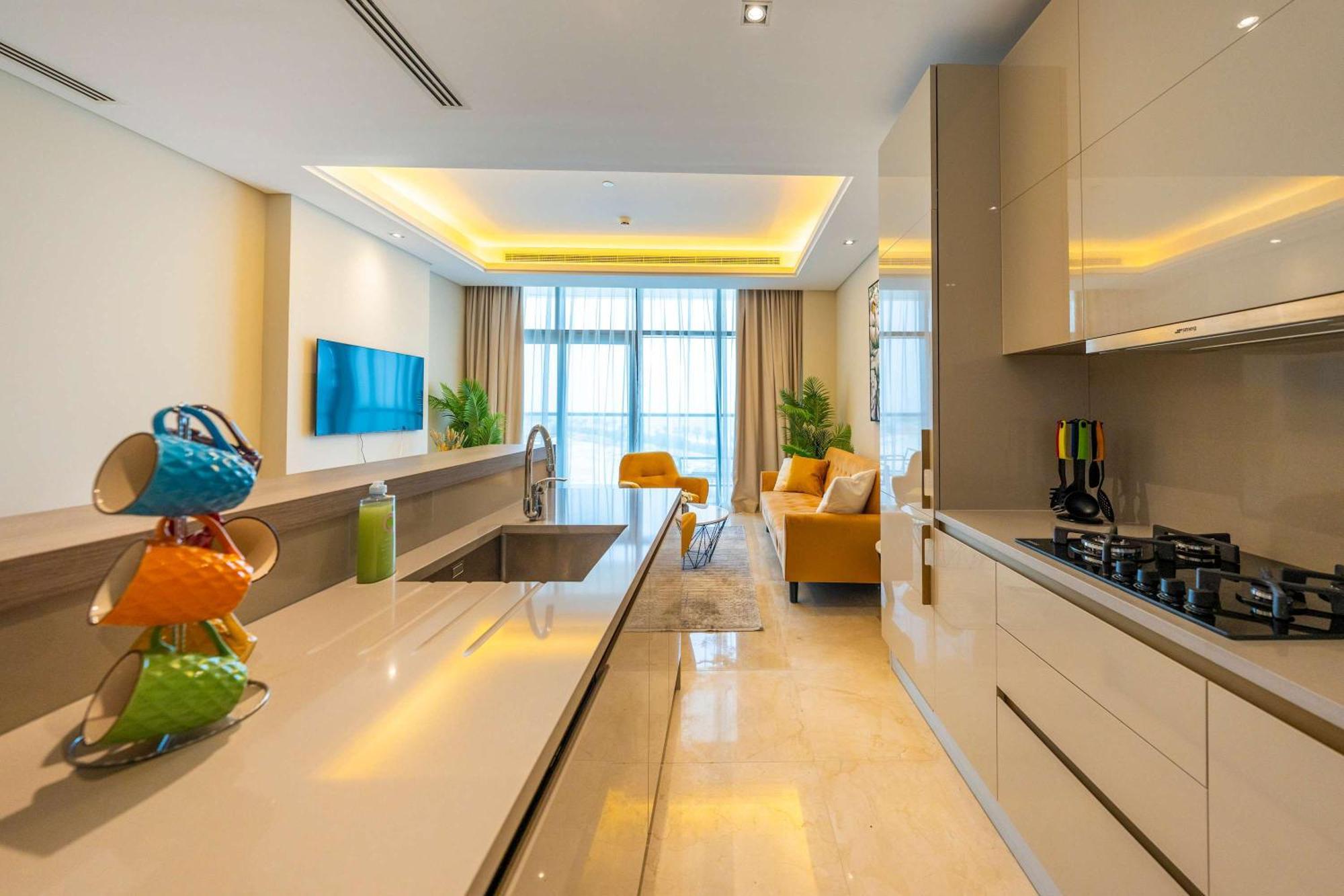 Spacious Beachfront 2 Bedroom - The 8