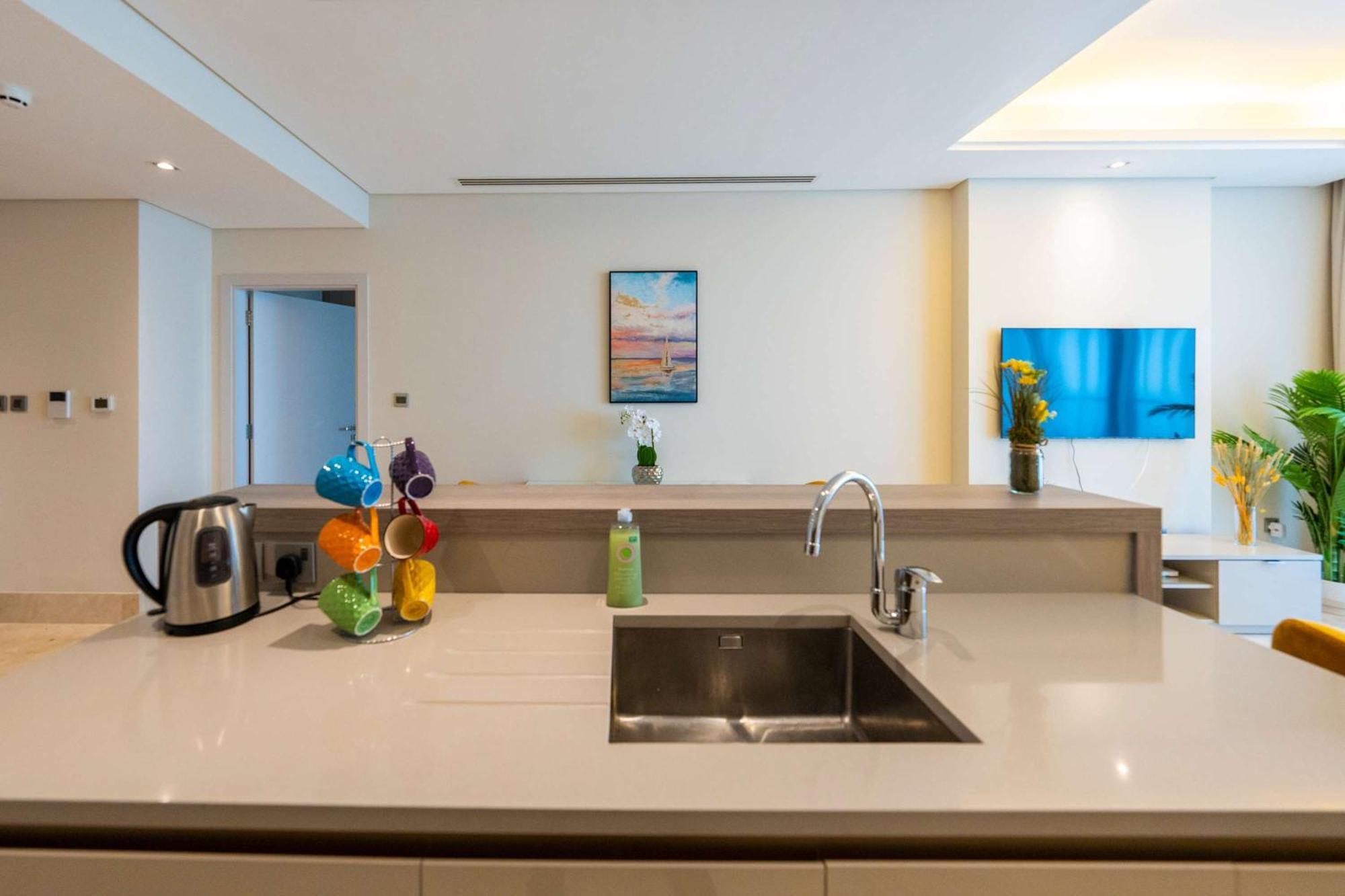 Spacious Beachfront 2 Bedroom - The 8 *