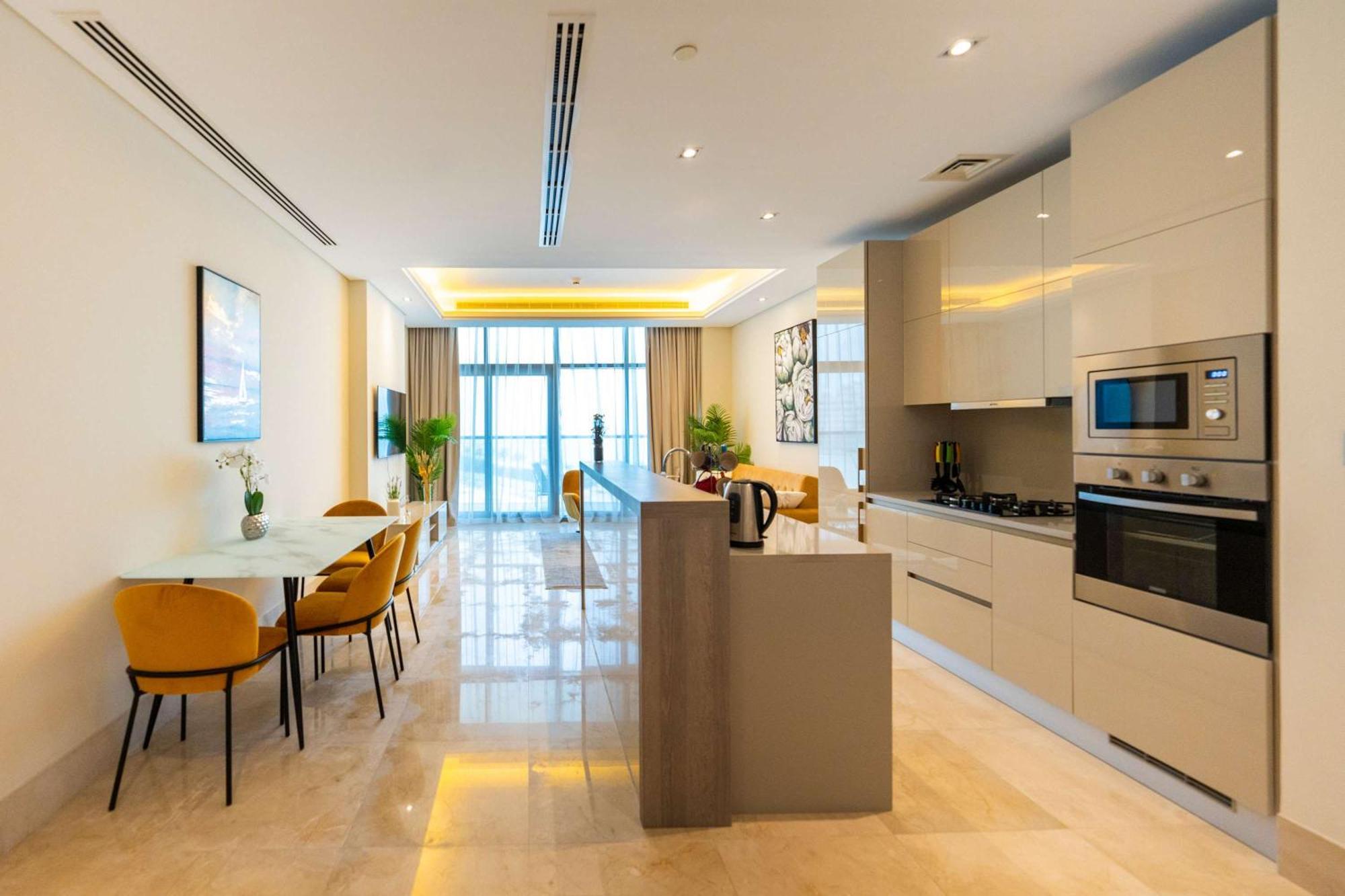 Spacious Beachfront 2 Bedroom - The 8 Apartment